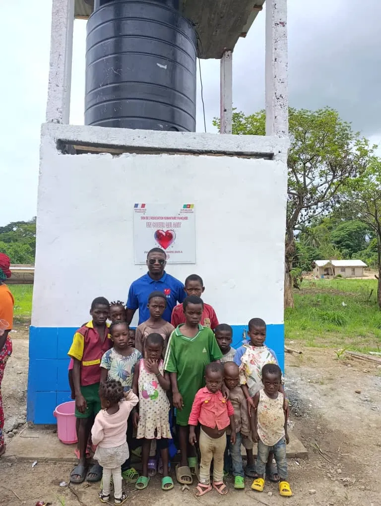 Les enfants réunis devant le forage d'eau potable